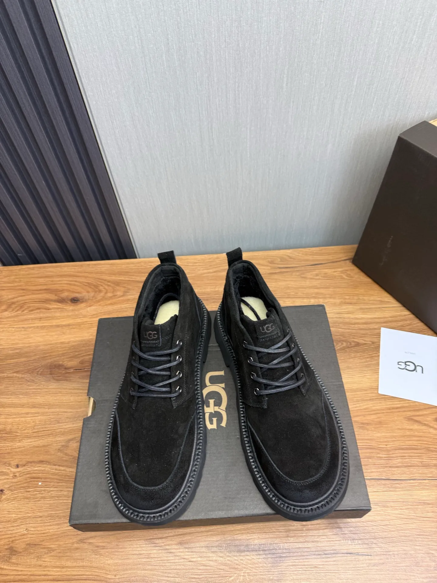 Men's shoes 💰620💰 New UGG fur integrated men's simple and fashionable snow boots. The most worth buying at the end of this year are warm casual shoes. Whether you are out and about at home, their comfortable and warm performance will be your most suitable fashion companion! The material is cowhide upper and imported wool is used inside. Warm and comfortable! The eva+ rubber patch outsole is cushioned, non-slip and wear-resistant, and has good elasticity. It is light and wear-resistant, comfortable and soft, and the new simple cut is more fashionable. It has both practicality and fashion sense, so you no longer have to worry about how to match it in winter, while still maintaining your fashionable taste. High-quality genuine wool. Look at the details for the material! Size: 39-40-41-42-43-44-44 sneaker size
